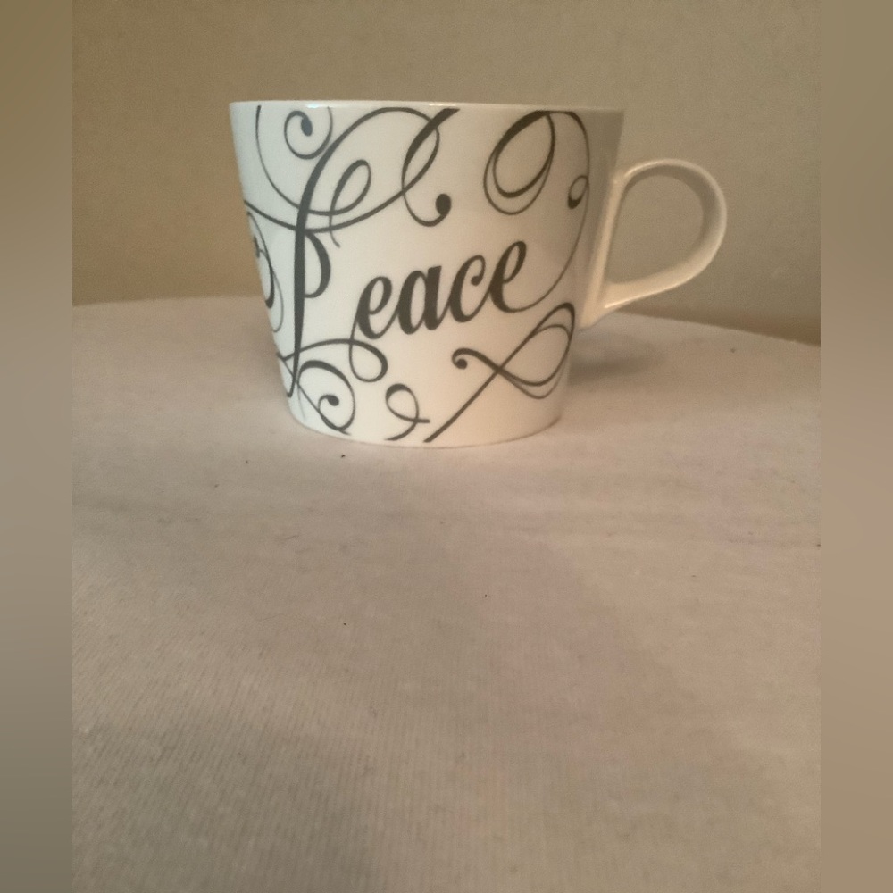 😊10 oz.  Peace mug by Ciroa, porcelain designed in Australia